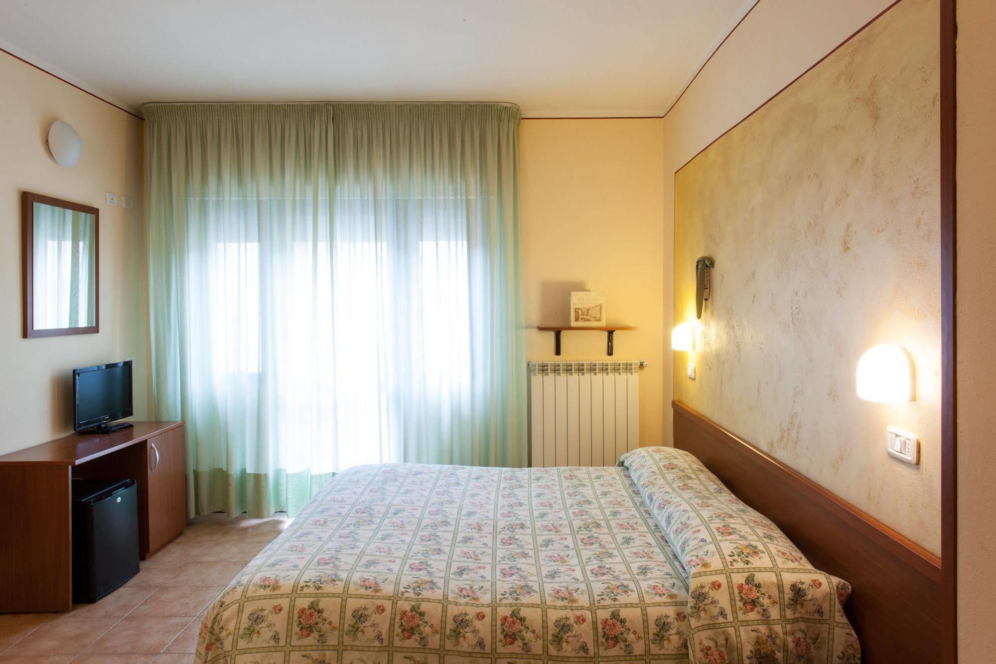 Hotel Fabbrini Аббадиа Сан Сальваторе Экстерьер фото
