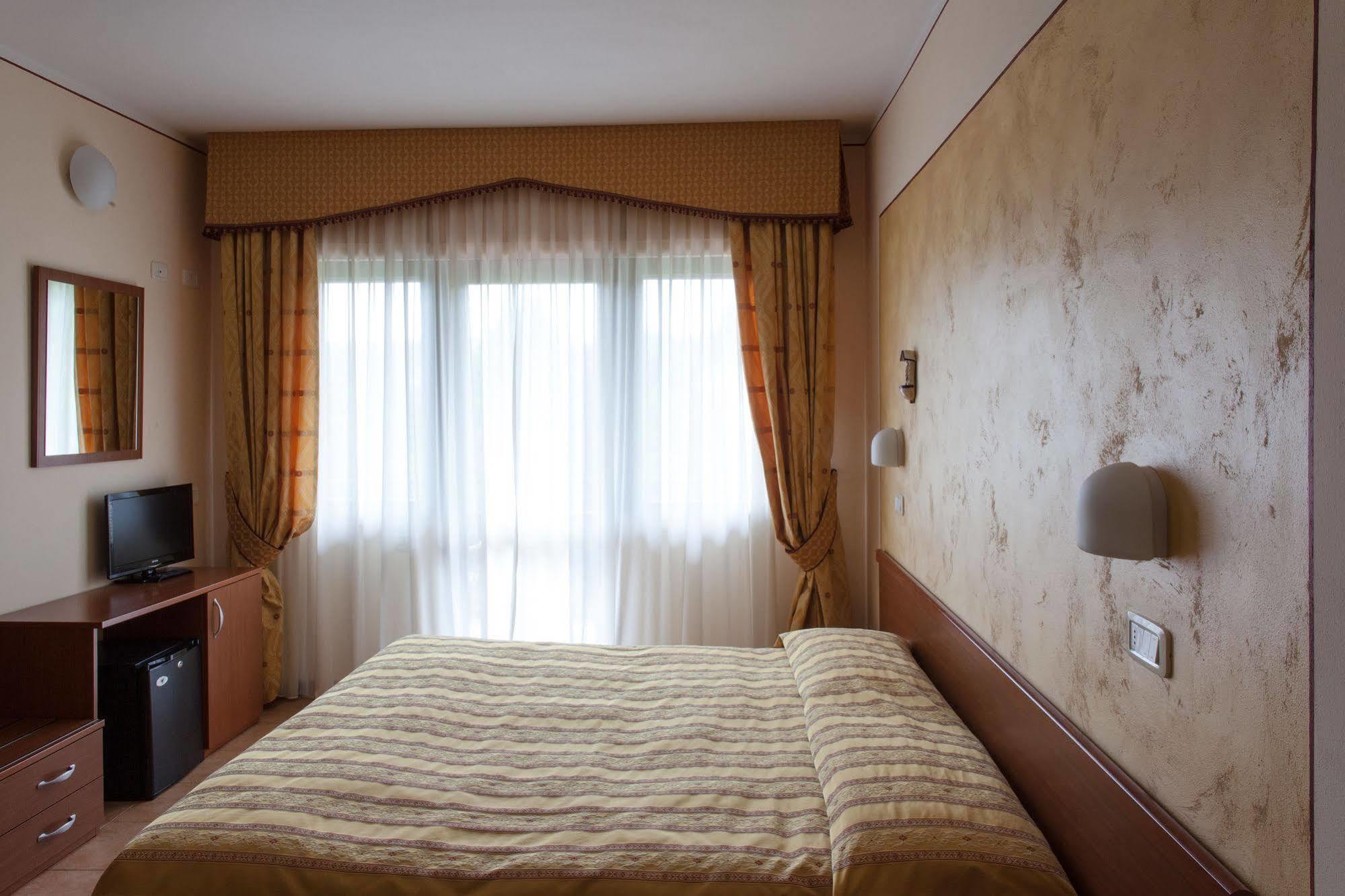 Hotel Fabbrini Аббадиа Сан Сальваторе Экстерьер фото
